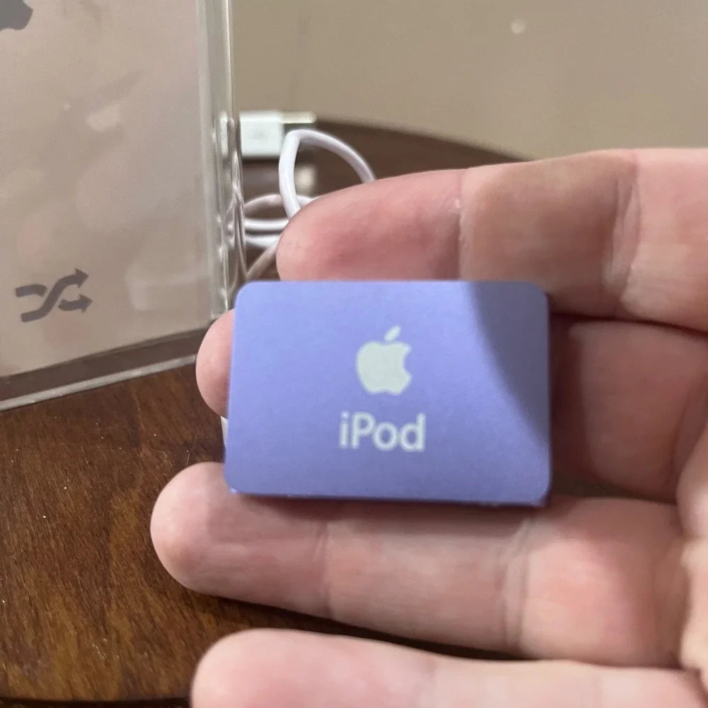 Apple iPod Shuffle 2nd Gen 1GB Purple Vtg MP3 Player MB233LL/A Y2K Retro Tech - Picture 3 of 5